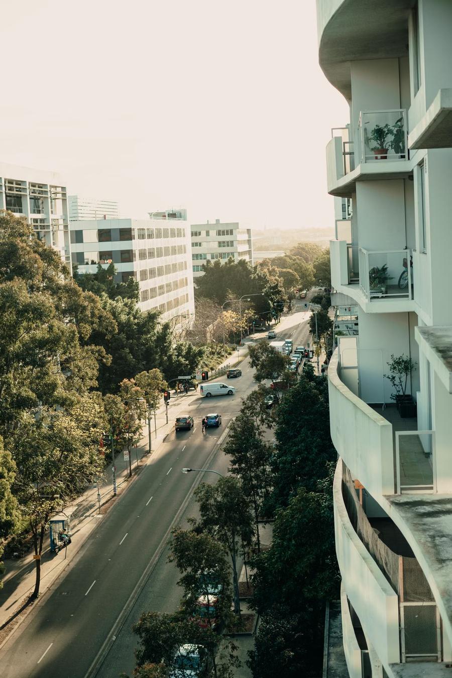 Vista desde el balc&oacute;n hacia la avenida